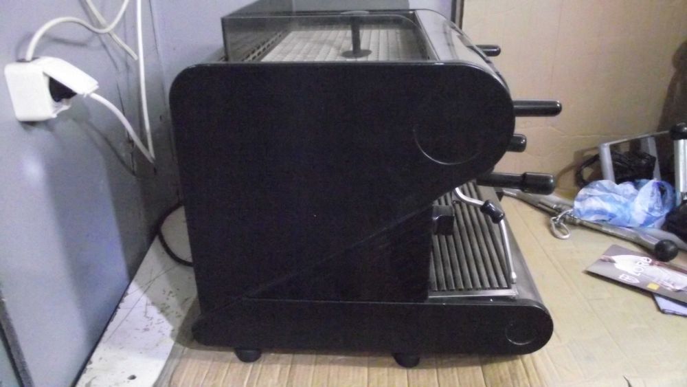 Комплект професионална кафе машина с кафемелачка.