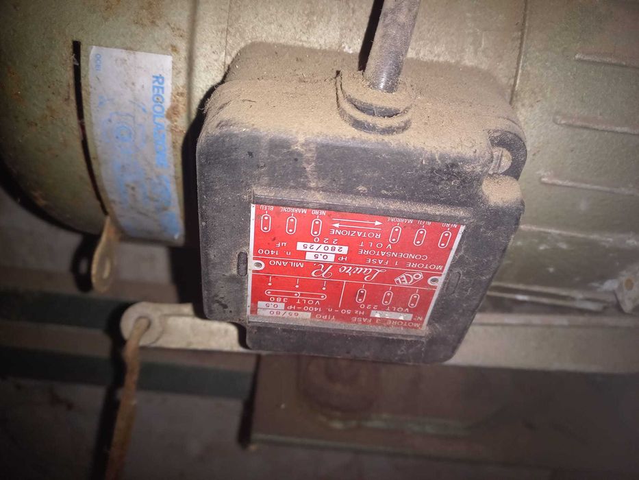 mașină de surfilat 3 ațe (triploc croitorie) cu masă și motor 220 V