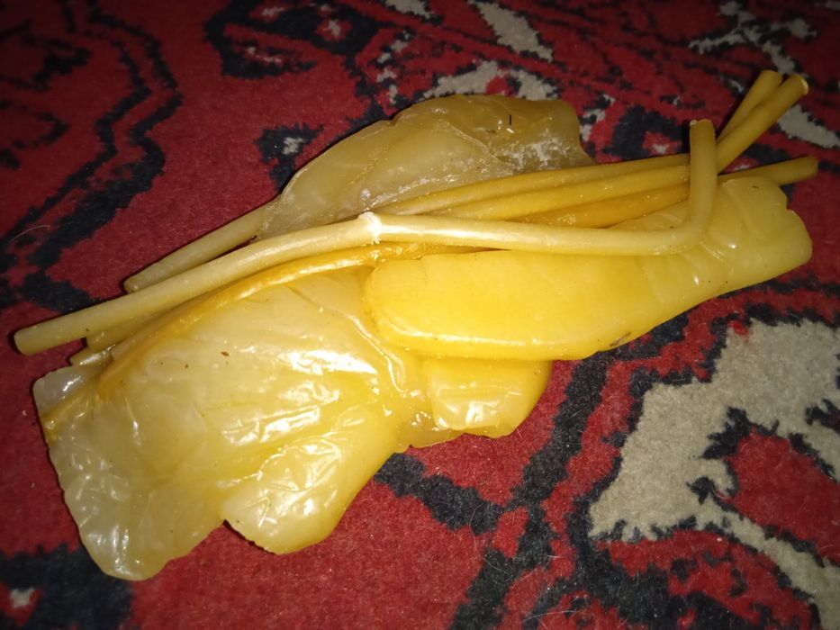 ПРОДАМ КУСОК ВОСКА (парафина) для изготовления свечей ! Вес 300 грамм.