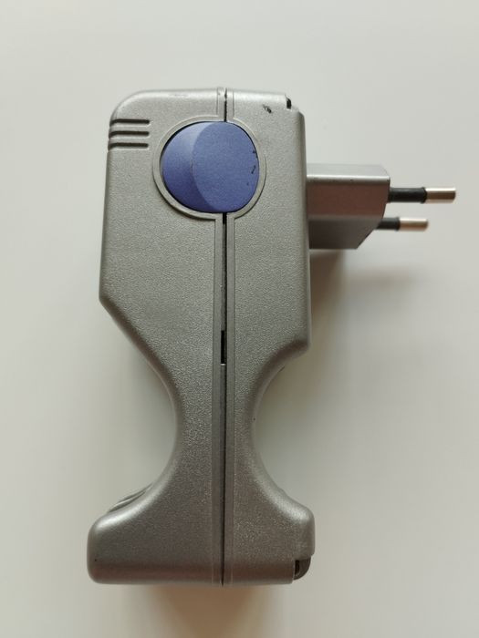 Продавам зарядно за батерии ААА и АА