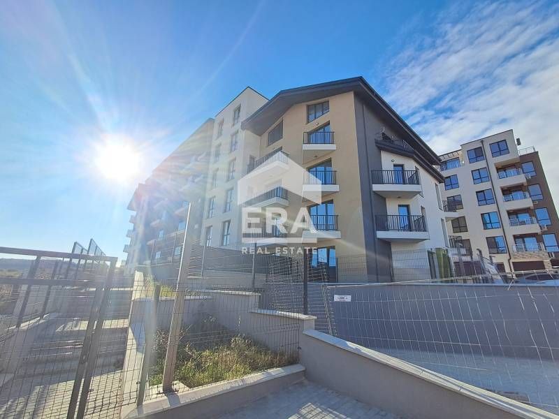 Двустаен апартамент за продажба, с големи стаи и прилежащ двор, в ново