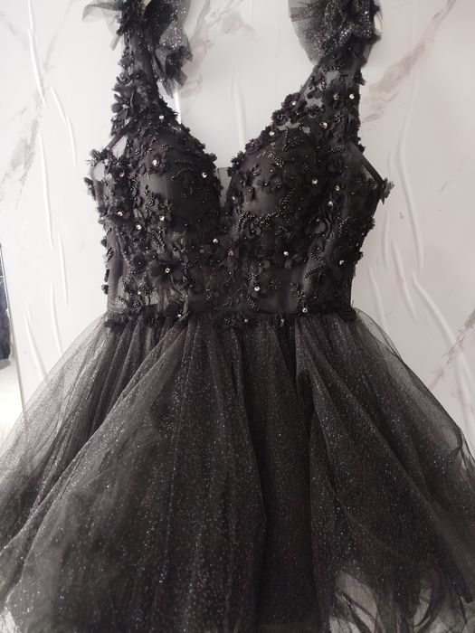 Елегантна черна рокля – размер L/XL
Бутикова рокля