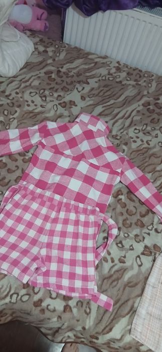 Set fete roz în carouri, rochie + cămașă, stare foarte bună