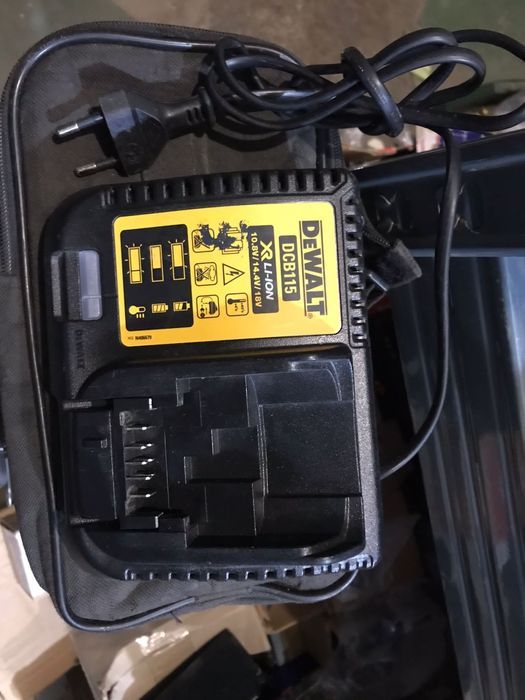 Alimentator Incarcator Dewalt DCB 115