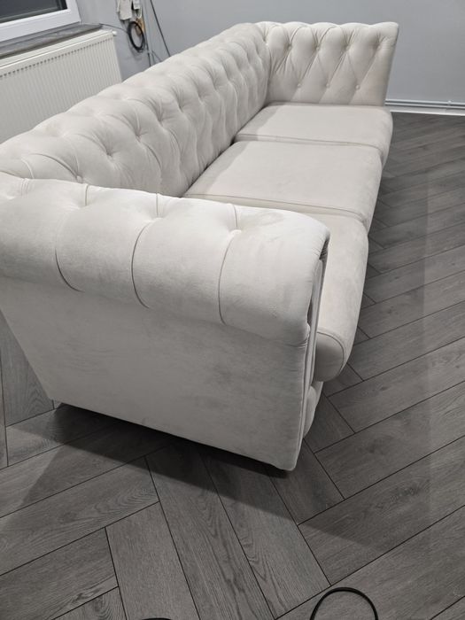 Vând canapea 3 locuri Chesterfield