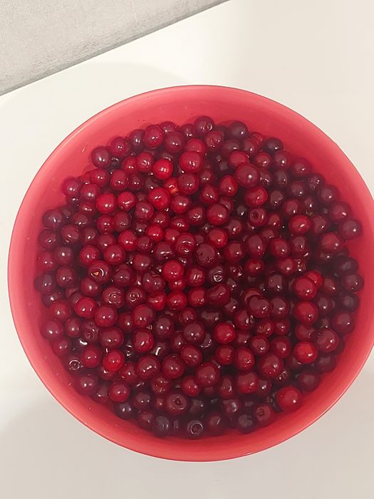 Продам вишню 1л 700 тенге