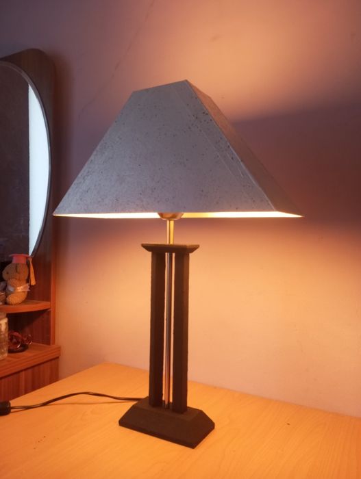 Дизайнерска геометрична настолна лампа