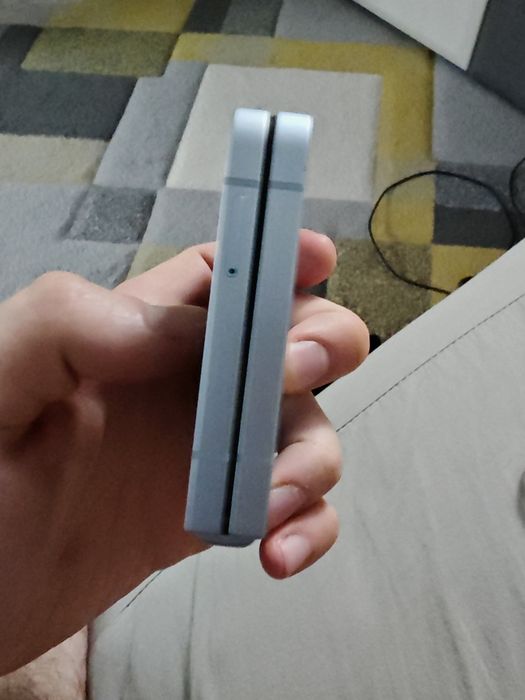 Samsung Galaxy Z Flip 6 256GB Blue - Estetic 10/10 - Defect parțial ecran