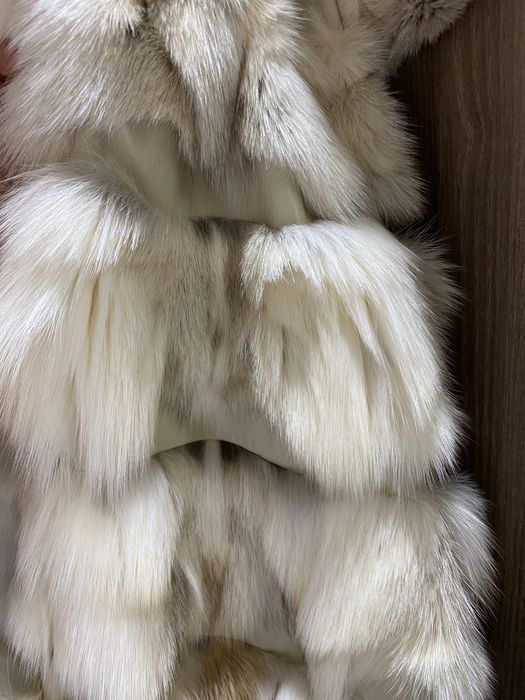 Vesta blana naturală cu glugă