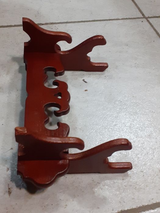 Дървена стойка за пищов,пистолет,нож,кортик,щик,аксесоар за украса