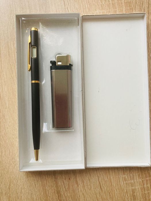 Подаръчен комлект химикалка с електронен часовник и запалка