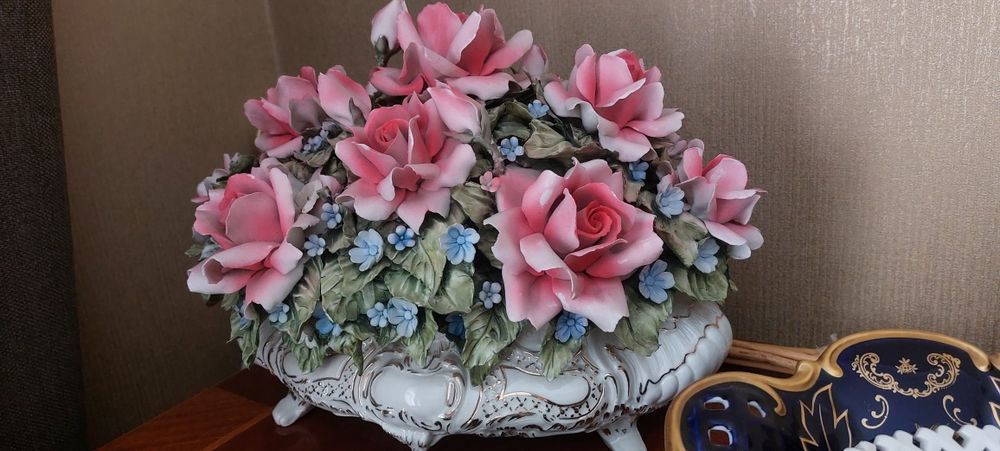 Фарфоровая ваза с цветами ручная работа