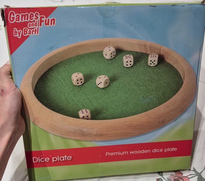 Дървена дъска с два зара