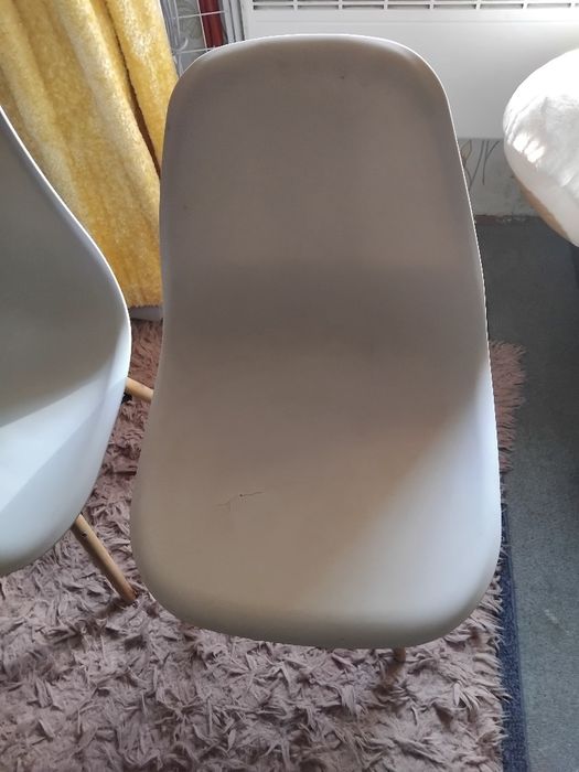 Бели столове запазени