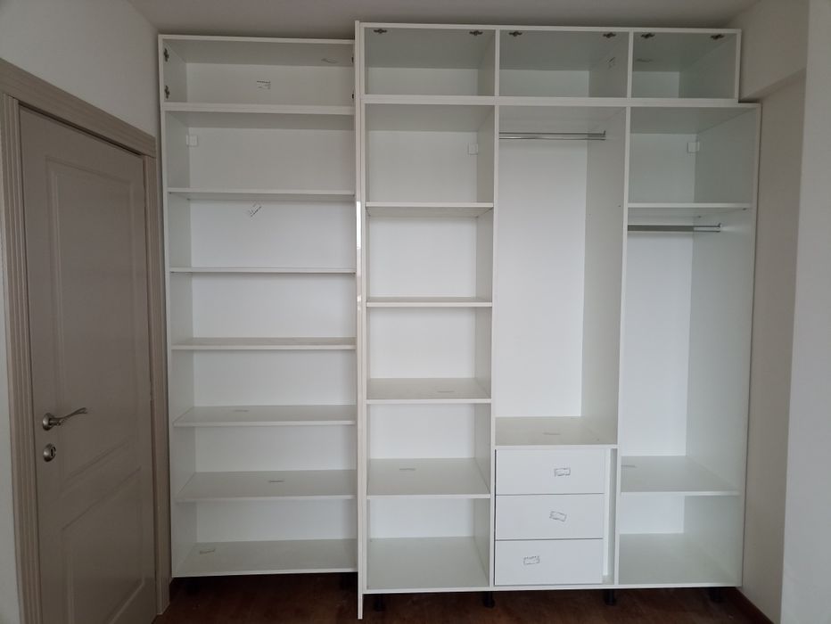 Mobila la comanda si montaj de serie