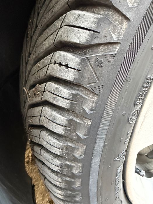 Продавам  4 броя Michelin crossclimate 3