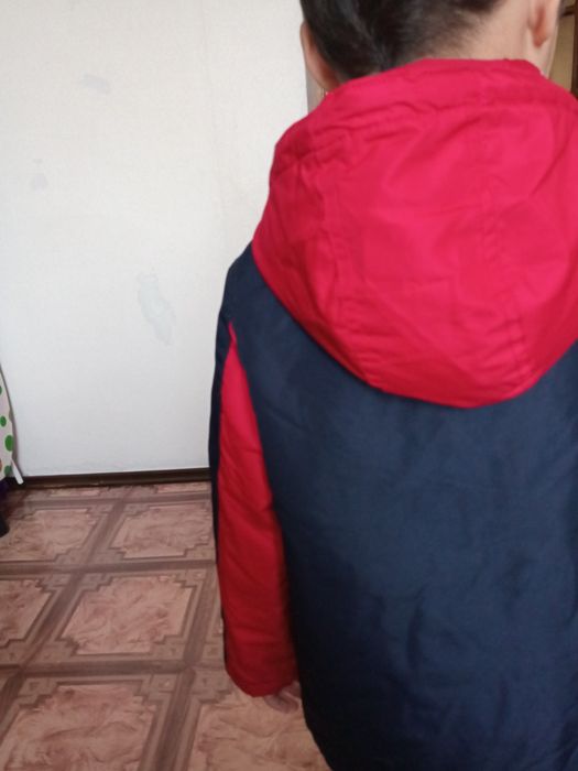 Продам детскую куртку (ветровку)