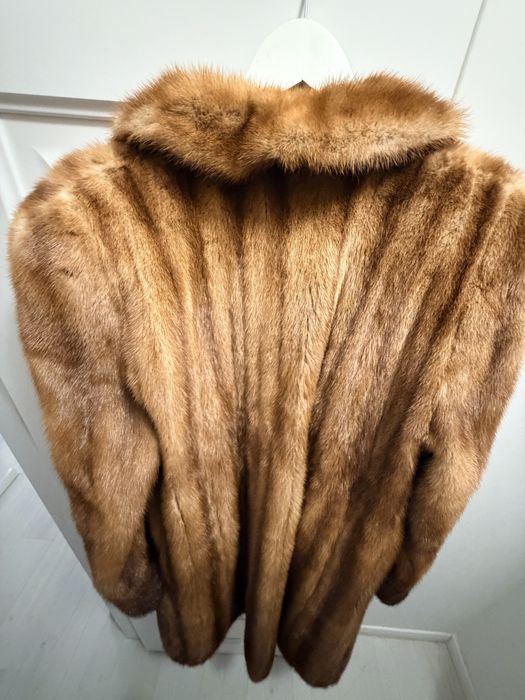 Blană naturală de nurcă – lungă, elegantă, cu guler amplu