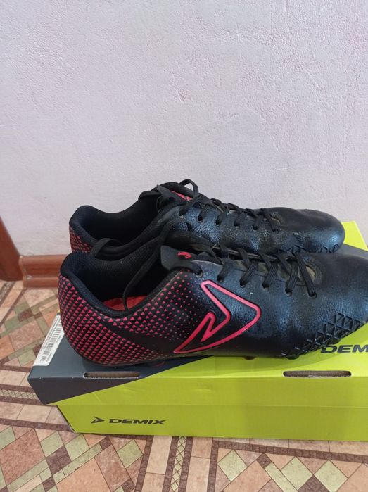 Продам футбольные бутсы