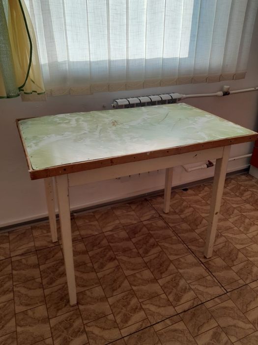 Продам стол небольшой