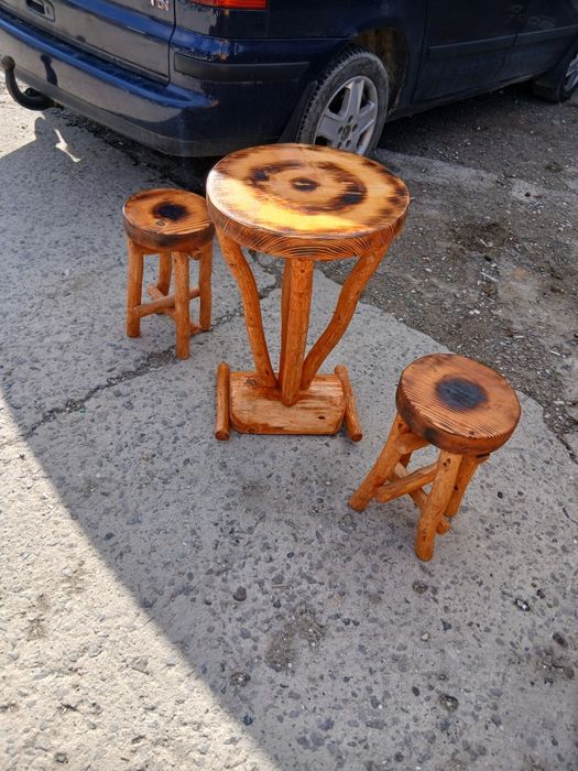 Masa scaunele rustice