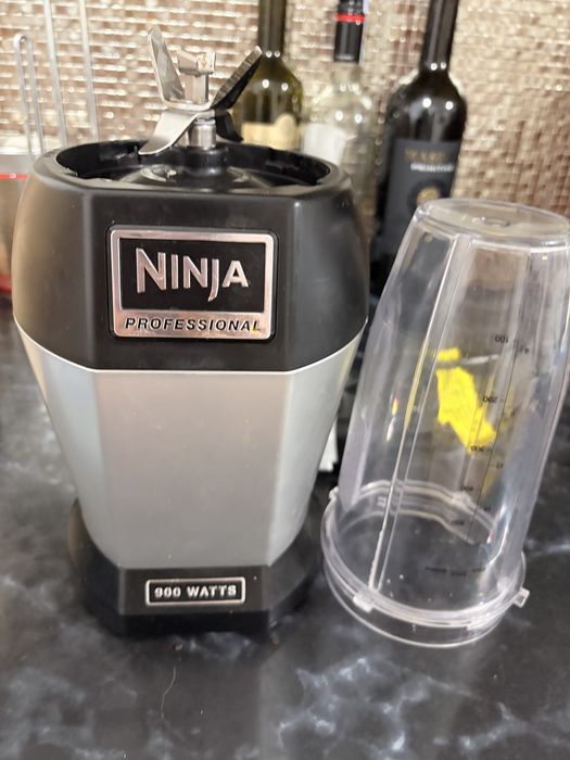 Vând blender personal Ninja Nutri Ninja Pro 900W, model BL450UK, culoare silver/black. Ideal pentru smoothie-uri, shake-uri, sosuri și mixare rapidă.