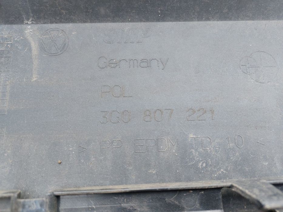 Bara fata grila radiator grila r line vw passat b8 originale