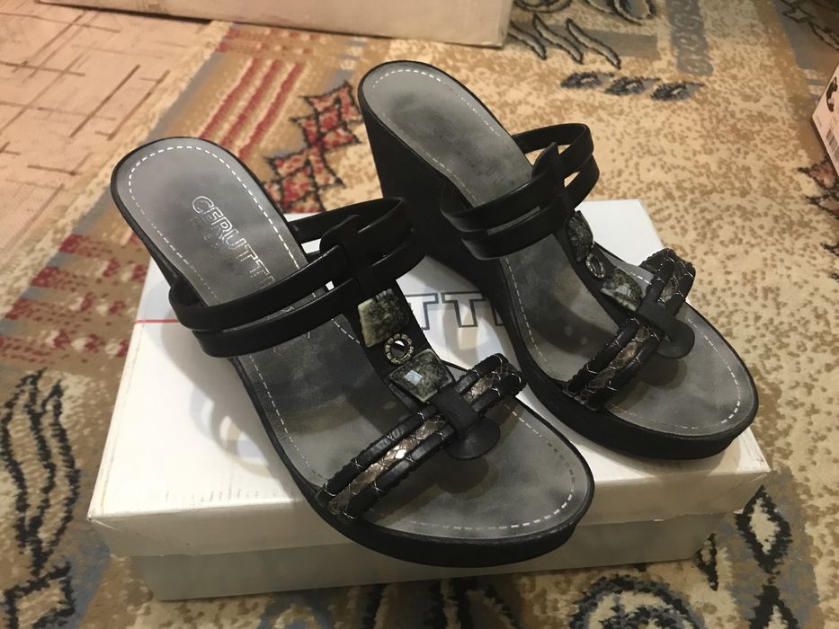 Продам босоножки