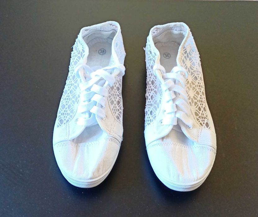 Teniși albi și gri