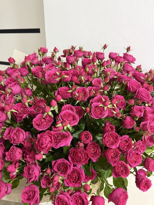 Кустовые розы в корзинке