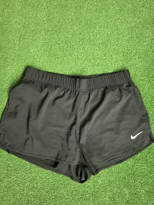 Дамски къси панталони или потник за спорт Nike