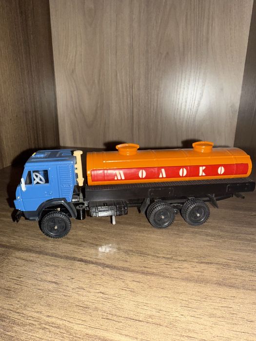 Коллекционная можель Камаз(Молоковоз)