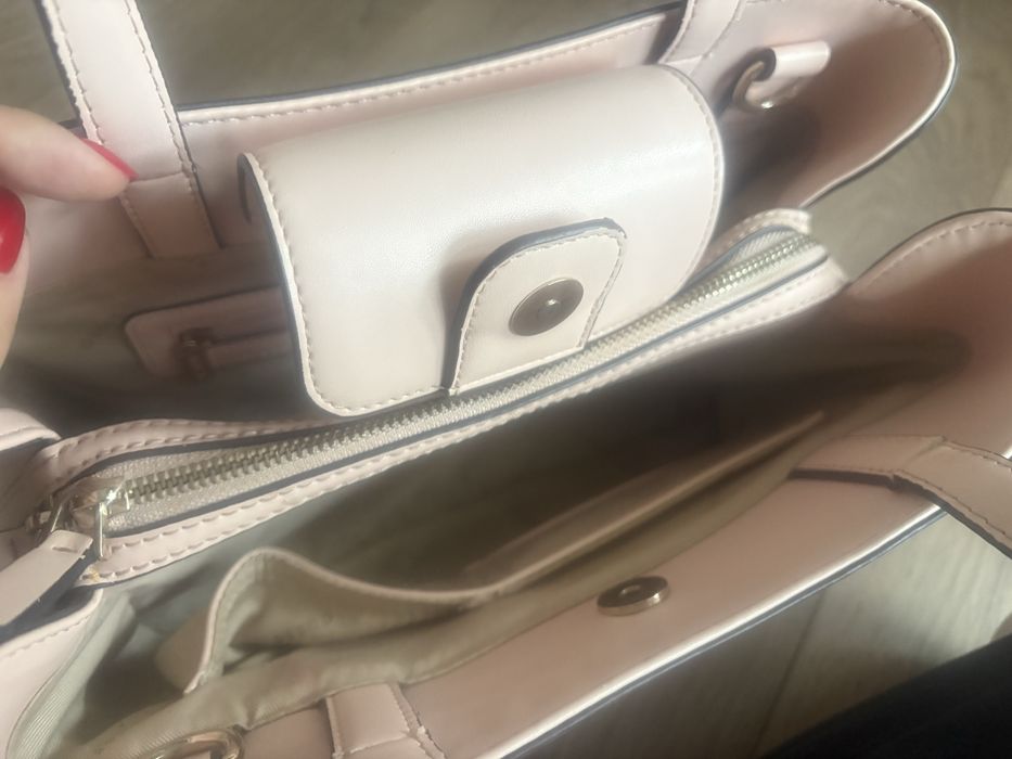 Розова чанта Guess