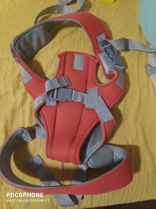 Vând marsupiu portbebe