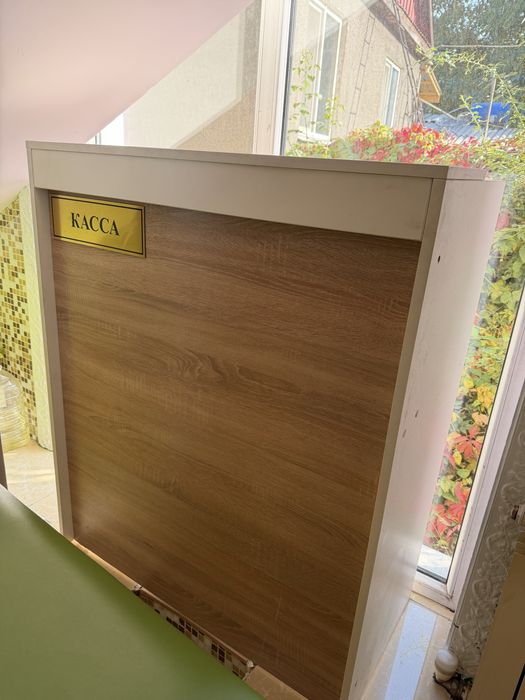 Горящий кассовый стол стойка