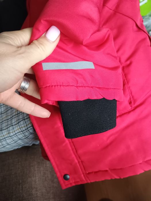 Vând geaca unisex.Culoare roșu mai închis.