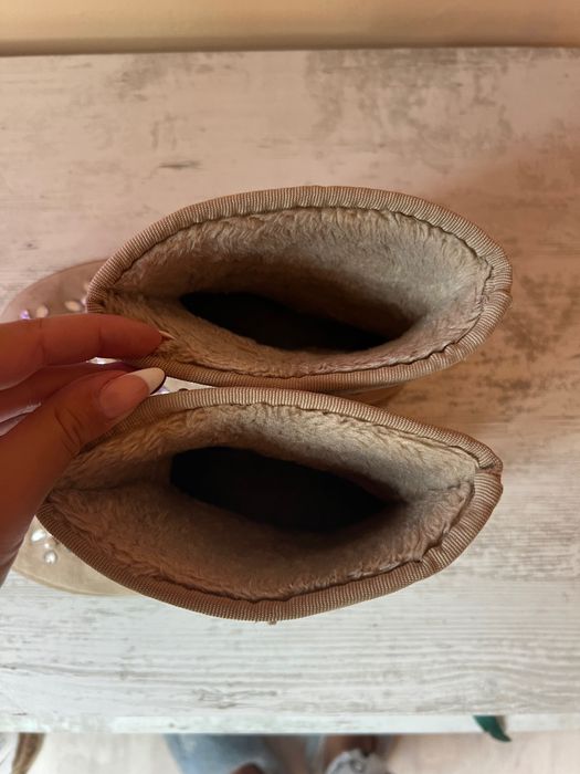 Плюшени бежови боти с нашити блестящи камъни и перли 38 номер с плюш