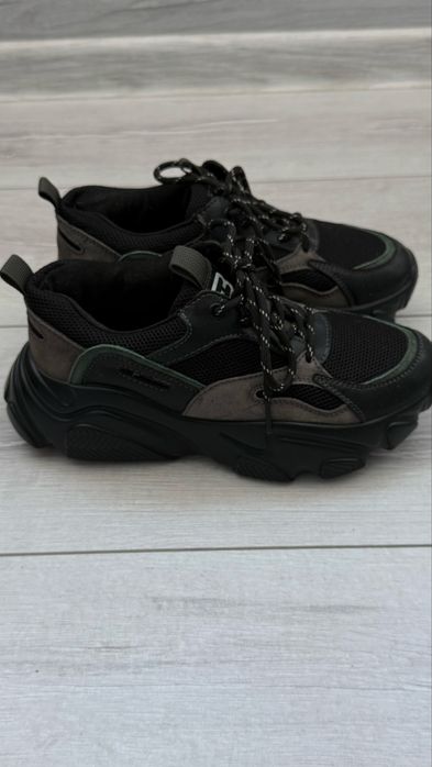 Продам кроссовки