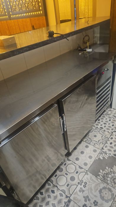 Продам стол холодильник для кафе