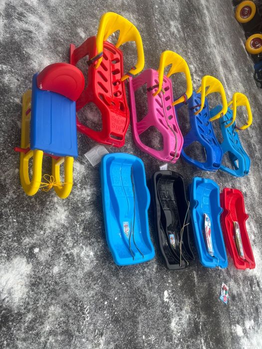Sanie plastic Polonia cu spătar galben si bob cu frână și fără frână .