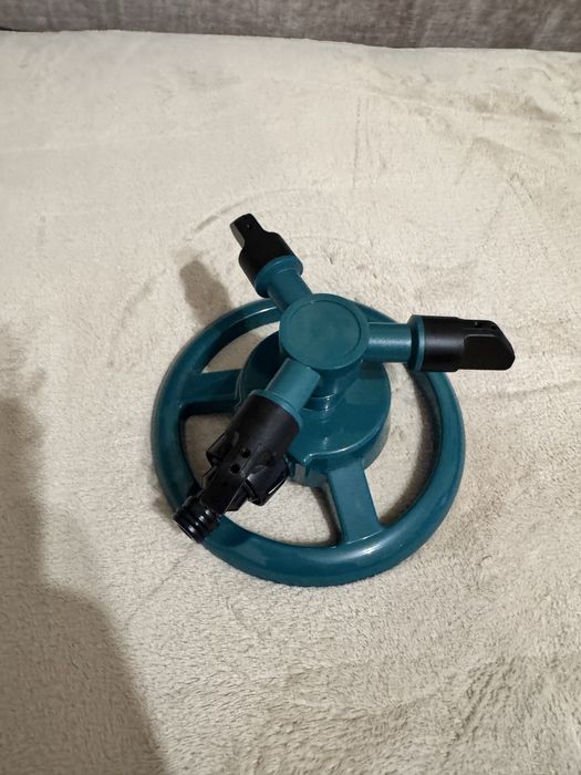 Въртящ се градински разпръсквач / спринклер за поливане