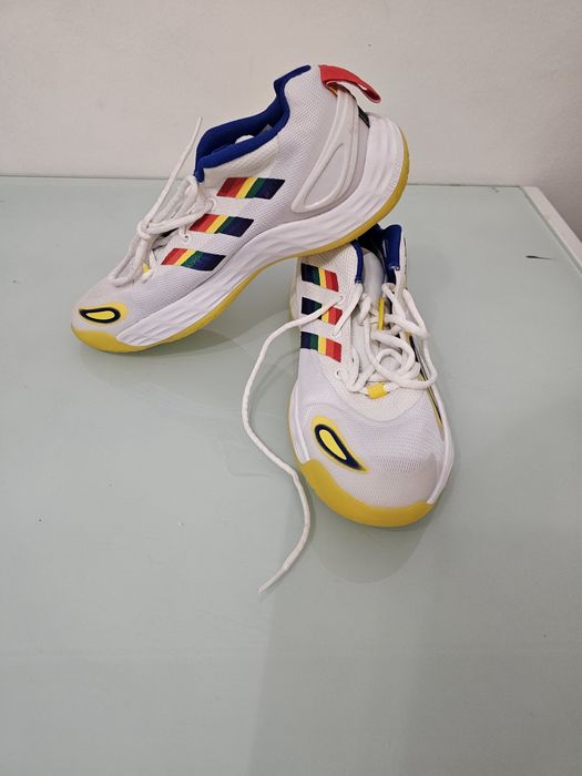 Adidasi Moschino Salaria . Bk. etc.