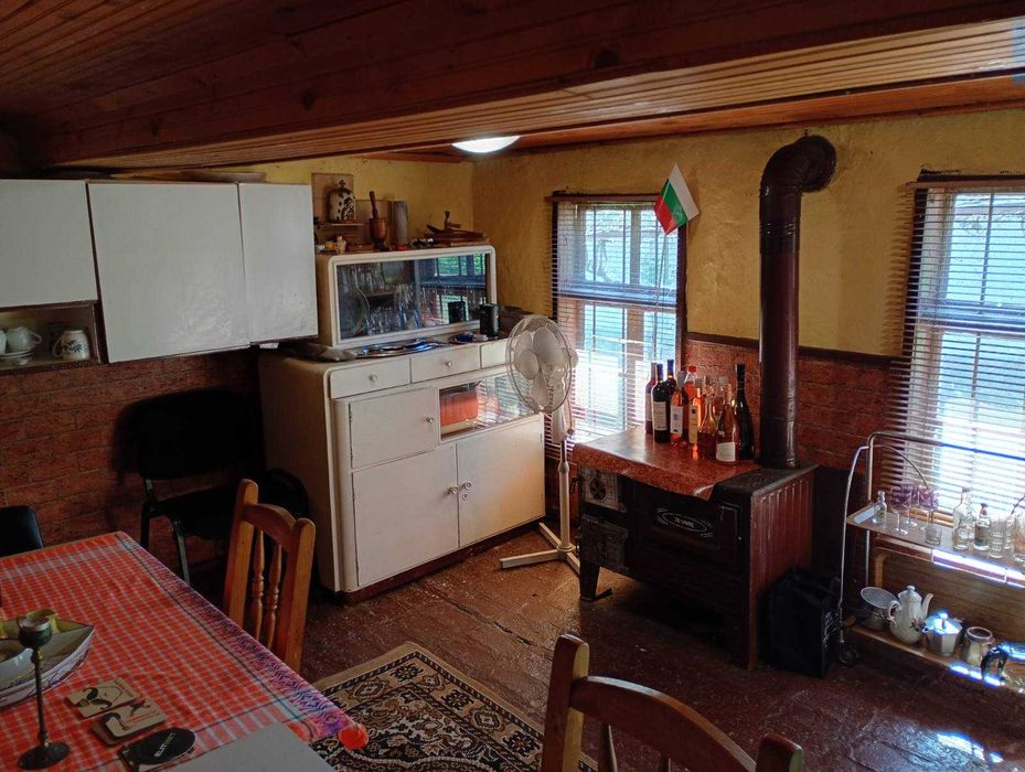 Къща с голям двор – тиха локация в екологичен регион, ток/вода, подходяща за целогодишно живеене