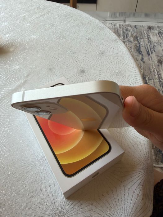 iPhone 12 - Айфон 12 бял