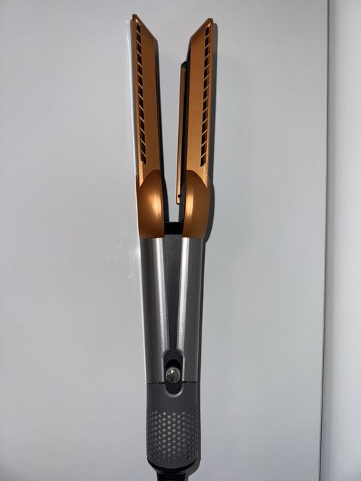 Продавам Преса за Коса Dyson Airstrait