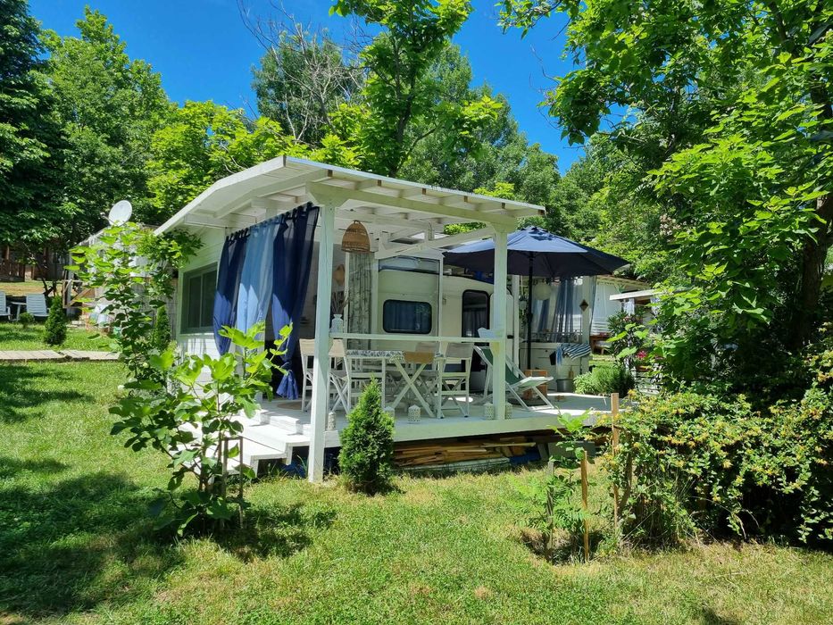 Продавам стационарна каравана с навес на къмпинг "Якото Място"