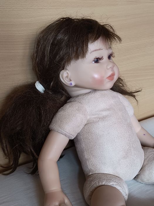 Реалистична кукла с меко тяло и силиконови ,меки крайници и глава.
Раз