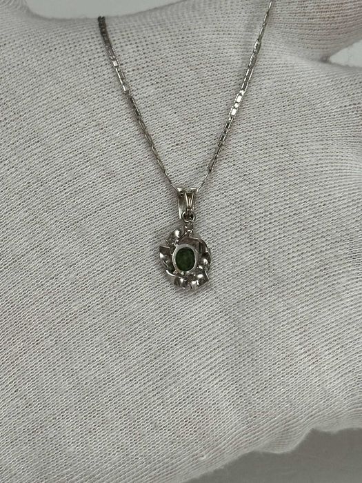 LANT + PANDANTIV AUR alb 18K + Smarald = 0.50CT + 1 Diamant - 3.8g. !