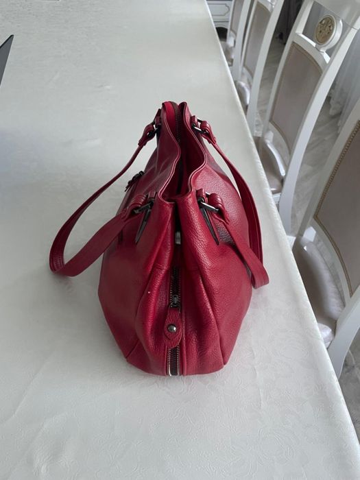 Красная кожаная сумка