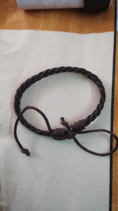 Чисто нов мъжки часовник с две кожени гривни.Отворен само за тестване.